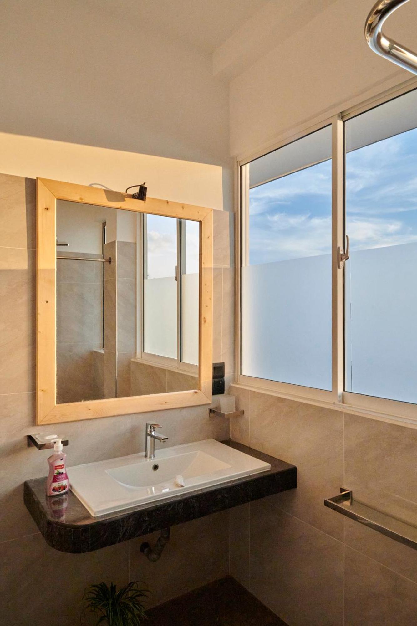 Kings Bay Beach Resort Galle Exteriör bild