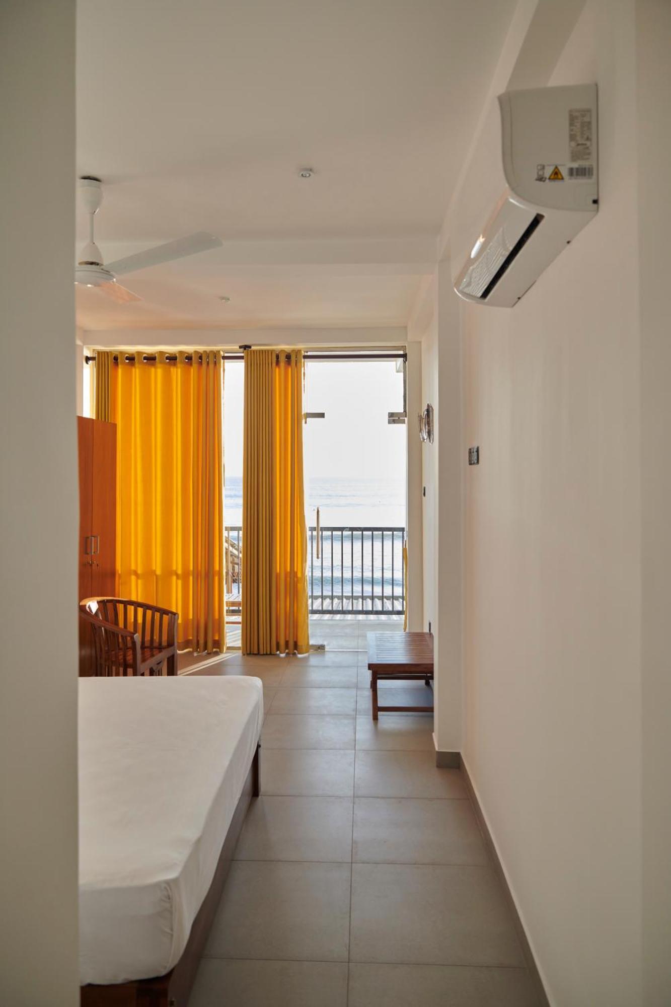 Kings Bay Beach Resort Galle Exteriör bild