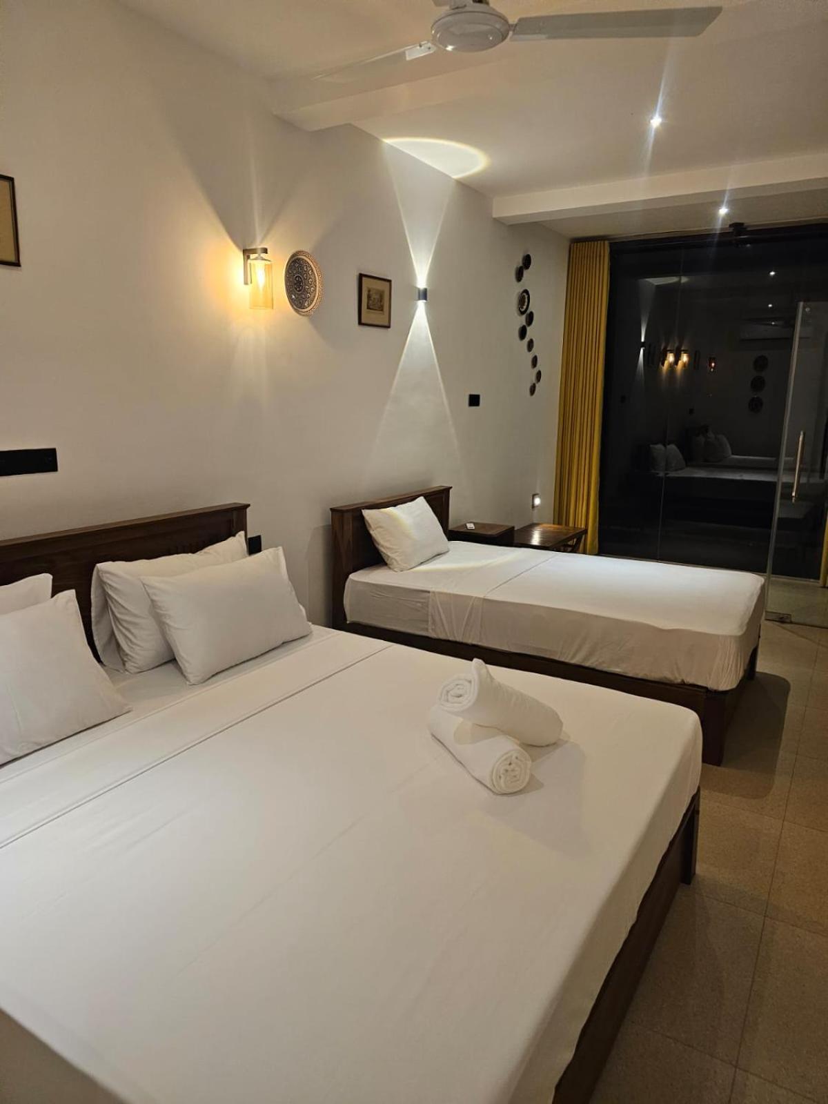 Kings Bay Beach Resort Galle Exteriör bild