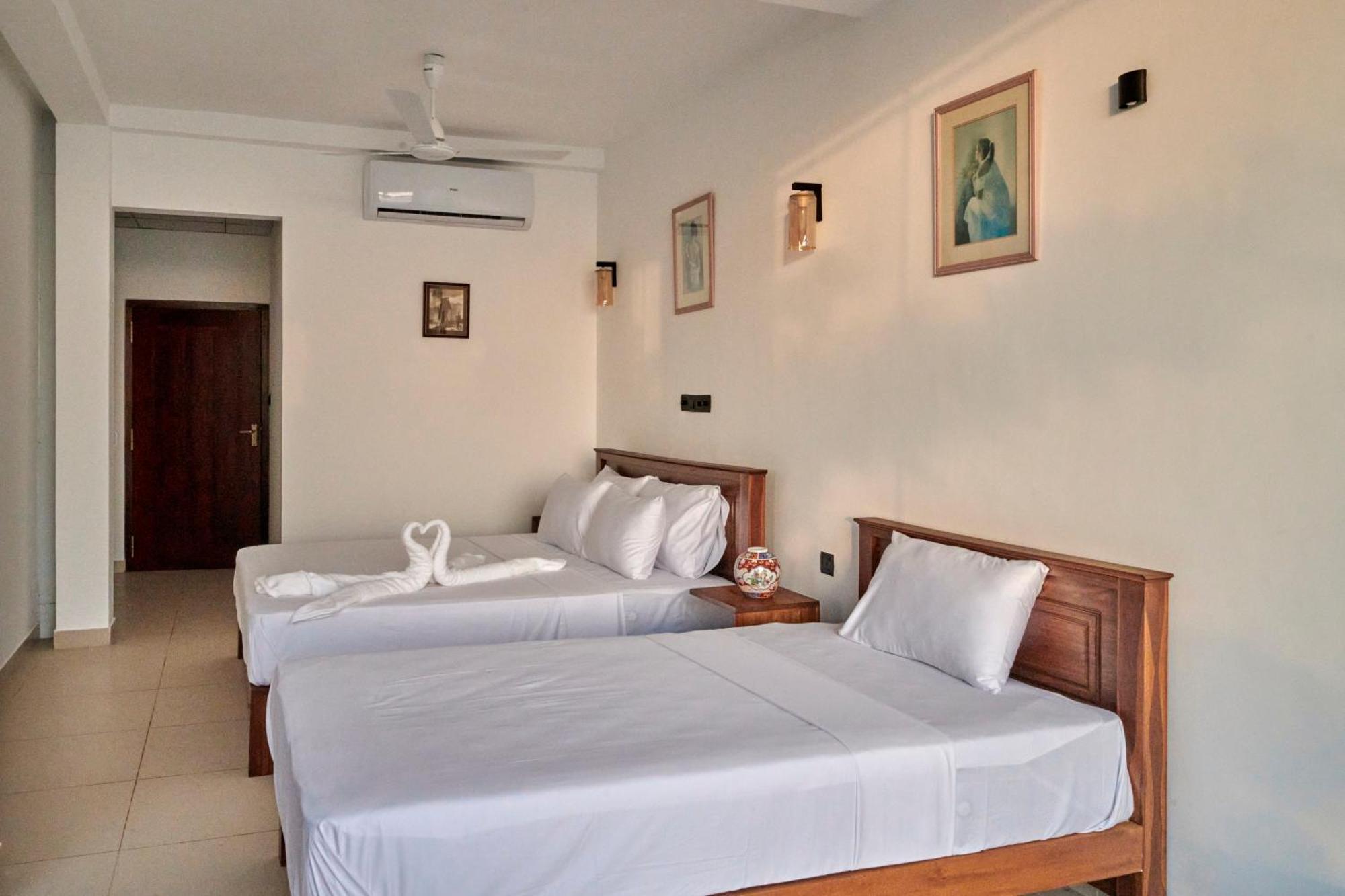Kings Bay Beach Resort Galle Exteriör bild